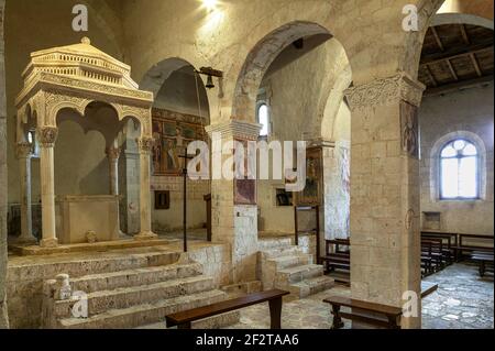 Intérieur avec ciborium et fresques de l'église de montagne de Santa Maria dans Valle Porlaneta. Rosciolo, province de l'Aquila, Abruzzes, Italie, Europe, Banque D'Images