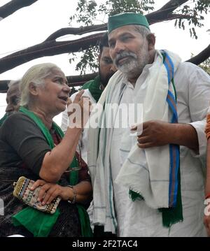 Kolkata, Inde. 13 mars 2021. Rakesh Tikait est un homme politique indien de leader agricole, porte-parole de l'Union Bharatiya Kisan et Medha Patkar est un militant social indien, chef de Narmada Bachao Andolan pendant Sanyukt Kishan Morcha Mahapanchayat sous la statue de Gandhi à kolkata en Inde. (Photo de Sanjay Purkait/Pacific Press) crédit: Pacific Press Media production Corp./Alay Live News Banque D'Images