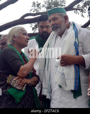 Kolkata, Inde. 13 mars 2021. Rakesh Tikait est un homme politique indien de leader agricole, porte-parole de l'Union Bharatiya Kisan et Medha Patkar est un militant social indien, chef de Narmada Bachao Andolan pendant Sanyukt Kishan Morcha Mahapanchayat sous la statue de Gandhi à kolkata en Inde. (Photo de Sanjay Purkait/Pacific Press) crédit: Pacific Press Media production Corp./Alay Live News Banque D'Images