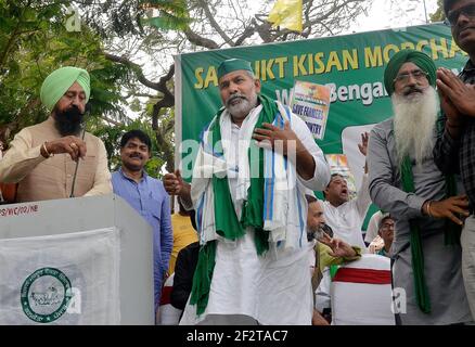 Kolkata, Inde. 13 mars 2021. Rakesh Tikait est un homme politique indien de chef d'agriculteur, porte-parole de l'Union Bharatiya Kisan pendant Sanyukt Kishan Morcha Mahapanchayat sous la statue de Gandhi à kolkata en Inde. (Photo de Sanjay Purkait/Pacific Press) crédit: Pacific Press Media production Corp./Alay Live News Banque D'Images