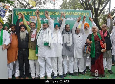 Kolkata, Inde. 13 mars 2021. Rakesh Tikait est un homme politique indien dirigeant des agriculteurs, porte-parole de l'Union Bharatiya Kisan et Medha Patkar est un militant social indien, dirigeant de Narmada Bachao Andolan et d'autres dirigeants pendant Sanyukt Kishan Morcha Mahapanchayat sous la statue de Gandhi à kolkata en Inde. (Photo de Sanjay Purkait/Pacific Press) crédit: Pacific Press Media production Corp./Alay Live News Banque D'Images