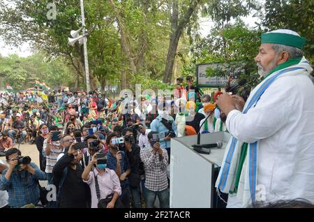 Kolkata, Inde. 13 mars 2021. Rakesh Tikait est un homme politique indien de chef d'agriculteur, porte-parole de l'Union Bharatiya Kisan pendant Sanyukt Kishan Morcha Mahapanchayat sous la statue de Gandhi à kolkata en Inde. (Photo de Sanjay Purkait/Pacific Press) crédit: Pacific Press Media production Corp./Alay Live News Banque D'Images