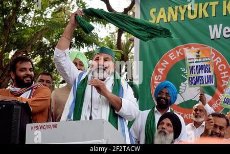 Kolkata, Inde. 13 mars 2021. Rakesh Tikait est un homme politique indien de chef d'agriculteur, porte-parole de l'Union Bharatiya Kisan pendant Sanyukt Kishan Morcha Mahapanchayat sous la statue de Gandhi à kolkata en Inde. (Photo de Sanjay Purkait/Pacific Press) crédit: Pacific Press Media production Corp./Alay Live News Banque D'Images