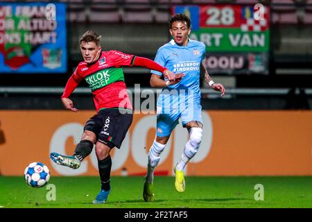 NIJMEGEN, PAYS-BAS - MARS 12: Bart van Rooij de NEC, Jeremy Antonisse de PSV U23 pendant le match néerlandais de Keukenkampidicoenie entre NEC et PSV Banque D'Images