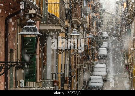 Chute soudaine de neige au printemps. Abruzzes, Italie, Europe Banque D'Images