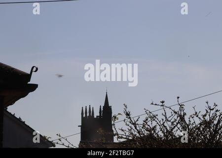 La tour de l'église All Saints à hertford, Royaume-Uni avec un ciel bleu clair derrière Banque D'Images