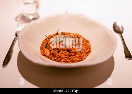 Délicieux risotto au caviar d'oursin, aux crevettes et au tartare de calmar cru (foyer sélectif) Banque D'Images