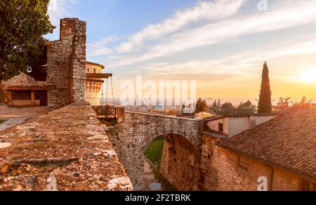 Superbe coucher de soleil sur Brescia vue sur la ville depuis le vieux château. Lombardie, Italie Banque D'Images