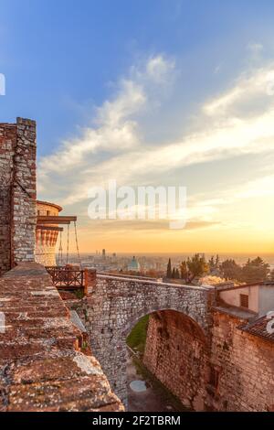 Magnifique coucher de soleil sur Brescia vue sur la ville depuis le vieux château. Lombardie, Italie (photo verticale) Banque D'Images