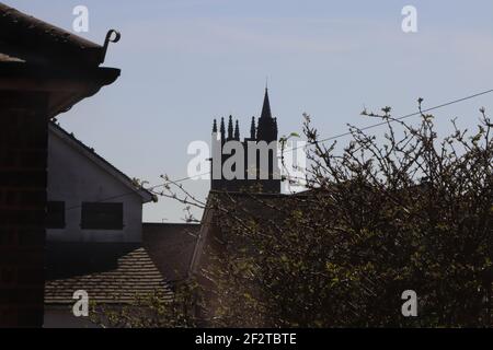 La tour de l'église All Saints à hertford, Royaume-Uni avec un ciel bleu clair derrière Banque D'Images