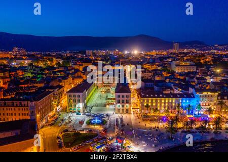 Vue aérienne de nuit de la place de la République à Split, Croatie Banque D'Images