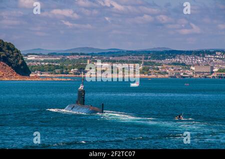 Un sous-marin nucléaire britannique de classe Trafalgar HMS turbulent retournant à Plymouth Banque D'Images