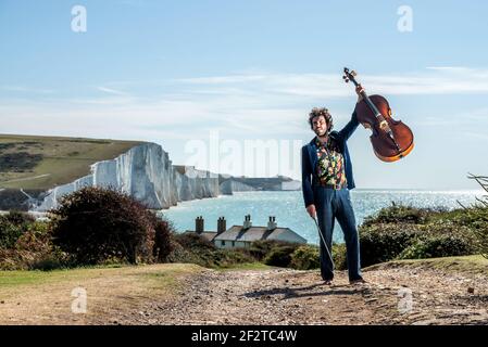 Le violoncelliste australien Anthony Albrecht, directeur du festival de musique de Lapwing, arrive dans les cottages des garde-côtes de Cuckmere Haven East Sussex. Cinq Banque D'Images