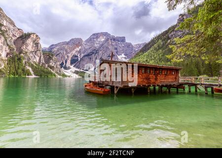 Vue sur la maison de bateau sur le célèbre lac Braies avec eau émeraude. Alpes dolomites italiennes. (En arrière-plan de la montagne Seekofel) Banque D'Images