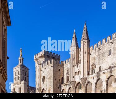 Vue sur la cathédrale d'Avignon (cathédrale notre-Dame des Doms) et le Palais des Papes à Avignon, France Banque D'Images