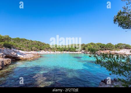 Vue panoramique sur la célèbre plage de Cala Turqueta. Minorque, Iles Baléares, Espagne Banque D'Images
