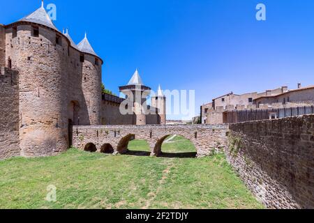 Le vieux pont au-dessus de l'fossé menant au château De Carcassonne Banque D'Images