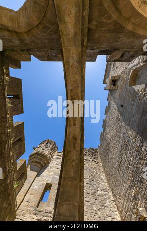 Arches fortifiées reliant les murs du château de Carcassonne Banque D'Images