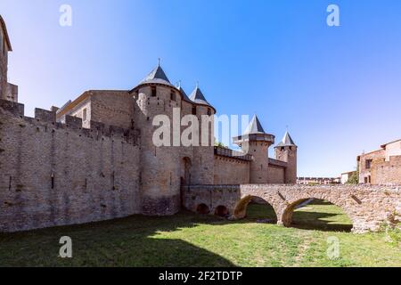 Le vieux pont au-dessus de l'fossé menant au château De Carcassonne Banque D'Images