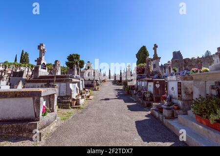 Cimetière médiéval à l'extérieur des murs du château de Carcassonne Banque D'Images