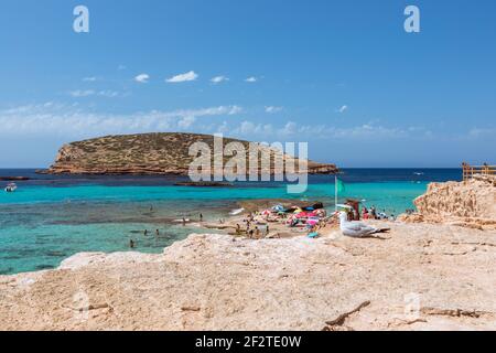 Belle plage Cala Escondida avec eau turquoise sur l'île d'Ibiza, Cala Comte, Iles Baléares. Espagne Banque D'Images