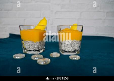 Dessert avec purée de mangue dans un verre Banque D'Images