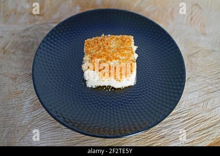 gâteau au babeurre à la noix de coco fraîchement préparé sur une tranche d'arbre Banque D'Images