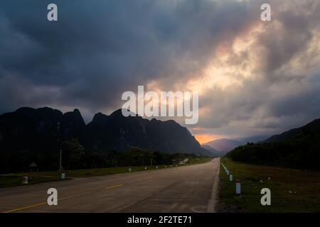 Magnifique coucher de soleil dans le parc national Phong Nha Ke Bang au Vietnam. Paysage rural photo prise en Asie du Sud-est. Banque D'Images