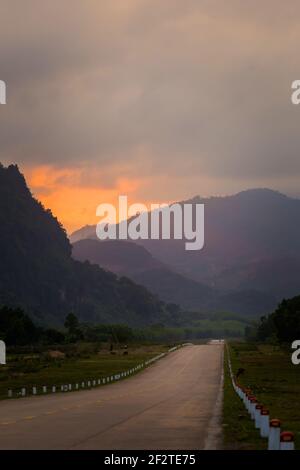 Magnifique coucher de soleil dans le parc national Phong Nha Ke Bang au Vietnam. Paysage rural photo prise en Asie du Sud-est. Banque D'Images