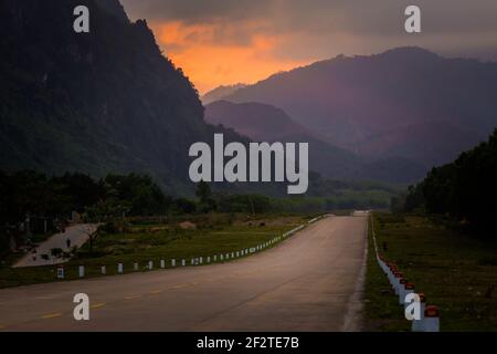 Magnifique coucher de soleil dans le parc national Phong Nha Ke Bang au Vietnam. Paysage rural photo prise en Asie du Sud-est. Banque D'Images