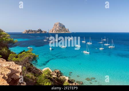 Belle vue panoramique de Cala Hort et de la montagne es Vedra. Îles Baléares, Espagne Banque D'Images