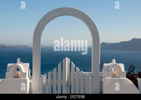 Porte voûtée architecturale sur une terrasse avec vue panoramique sur l'île de Santorin, Grèce. En arrière-plan la caldeira du volcan Banque D'Images