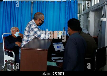 (210313) -- RAWALPINDI, 13 mars 2021 (Xinhua) -- UN citoyen âgé vérifie les renseignements dans un centre de vaccination de Rawalpindi, dans la province pakistanaise du Punjab, le 13 mars 2021. Le Pakistan a commencé à vacciner mercredi les personnes âgées de 60 ans et plus. (Xinhua/Ahmad Kamal) Banque D'Images