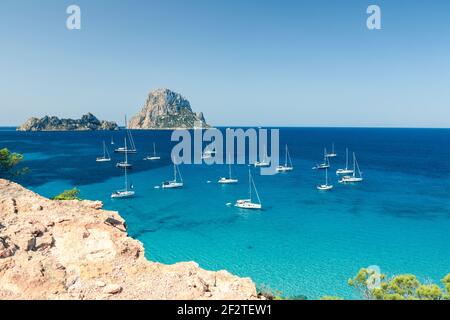 Mer turquoise avec yachts de mer au large de la côte de l'île es Vedra. Vue sur la côte d'Ibiza, les îles Baléares. Espagne Banque D'Images