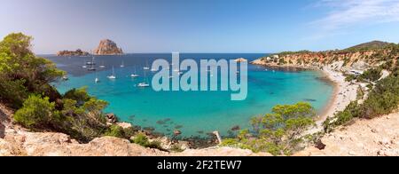 Super panorama de la belle plage Cala Hort et de la montagne es Vedra. Ibiza, Îles Baléares, Espagne Banque D'Images