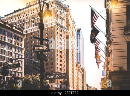 Panneaux de rue entre Broadway et West 35th St au coucher du soleil À New York - concept urbain et direction de la route Dans le centre-ville de Manhattan Banque D'Images