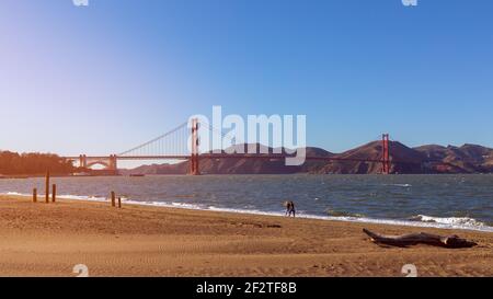 Belle vue depuis la plage de Crissy Field du célèbre Golden Gate Bridge à la lumière du soleil couchant. Banque D'Images