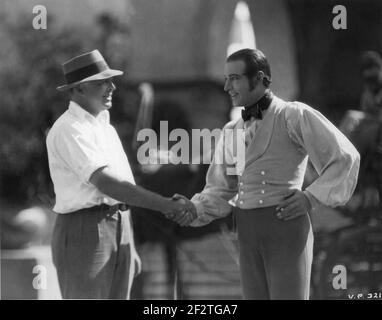 Le directeur CLARENCE BROWN et RUDOLPH VALENTINO sur la scène chandide pendant Tournage du roman Alexander du réalisateur EAGLE 1925 CLARENCE BROWN Paramètres Pouchkine William Cameron Menzies costume conception Gilbert Adrian Art Société financière / United Artists Banque D'Images