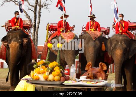 Ayutthaya, Thaïlande. 13 mars 2021. Des mahouts vus au-dessus de leurs éléphants lors de la fête nationale des éléphants de Thaïlande dans l'ancienne ville d'Ayutthaya, au nord de Bangkok. (Photo de Chaiwat Subprasom/SOPA Images/Sipa USA) crédit: SIPA USA/Alay Live News Banque D'Images