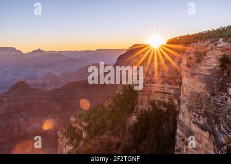 Vue magnifique sur le Grand Canyon à la lumière de le soleil levant Banque D'Images