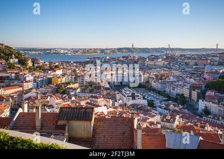 Vue panoramique sur Lisbonne et le Tage de Miradouro da Senhora do Monte, Lisbonne, Portugal. Banque D'Images