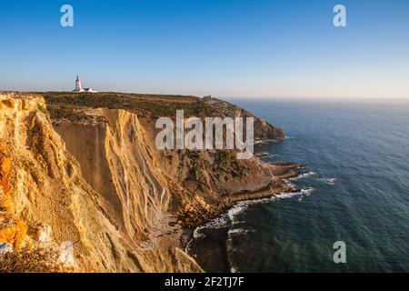 Le phare et les falaises impressionnantes face à l'océan Atlantique à Cabo Espichel, Le Cap Espichel, au sud de Lisbonne, Portugal. Banque D'Images