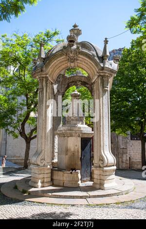 Les dauphins fontaine dans Largo do Carmo Carmo, près du couvent. Lisbonne. Le Portugal. Banque D'Images