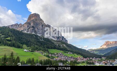 La belle ville alpine de Corvara à Badia au pied de la montagne Sassongher. Tyrol du Sud dans le nord de l'Italie Banque D'Images