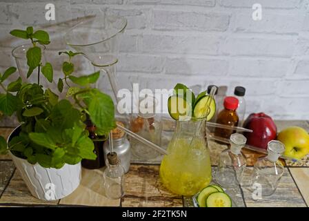 Cocktail de laboratoire au concombre en flacon. Délicieux cocktails préparés et servis au laboratoire Banque D'Images