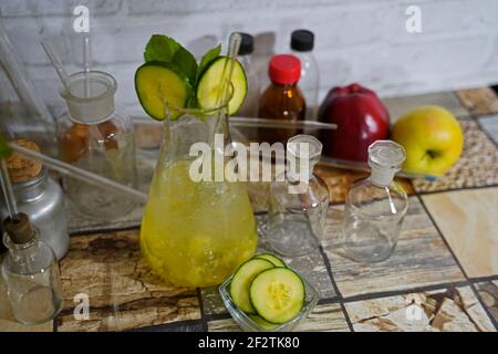 Cocktail de laboratoire au concombre en flacon. Délicieux cocktails préparés et servis au laboratoire Banque D'Images