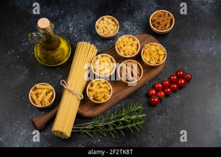 Ingrédients pour faire des pâtes alla carbonara: Prosciutto, pâtes crues Banque D'Images