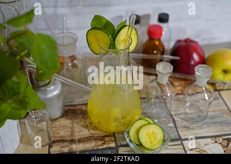 Cocktail de laboratoire au concombre en flacon. Délicieux cocktails préparés et servis au laboratoire Banque D'Images