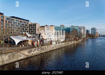 Blick von Schilingbruecke auf Spreefer,Yaam Club , geschlossen im Corona-Lockdown, Rückseite Hotel Amano, Neubauten am der Spree, Friedrichshain, B Banque D'Images