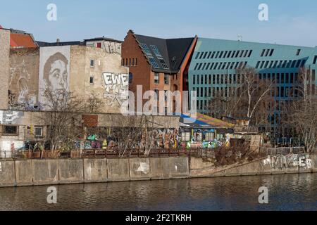 Blick von Schilingbruecke auf Spreefer,Yaam Club, geschlossen im Corona-Lockdown, Energieforum, Friedrichshain, Berlin Banque D'Images